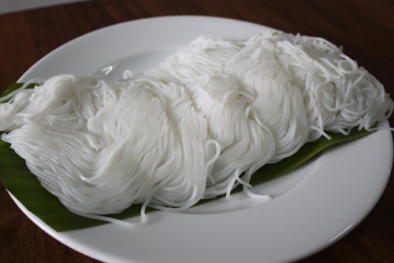 Phân biệt bún sạch với bún chứa hóa chất 