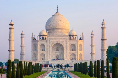 Chết thảm vì mải tạo dáng chụp ảnh tự sướng ở đền Taj Mahal