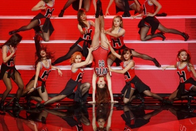 Những lần trồng cây chuối 'đốt mắt' dư luận của Hồ Ngọc Hà 