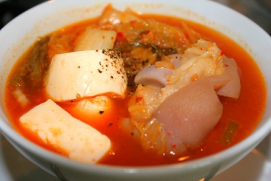 Canh kim chi hầm giò heo xuýt xoa ngày mưa bão