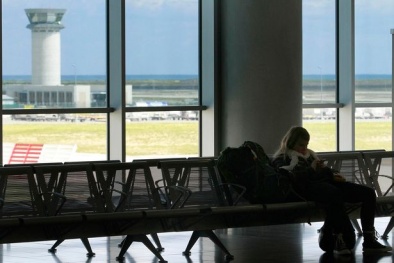 Hai mẹ con quyết lấy sân bay làm nhà suốt 1 năm ròng