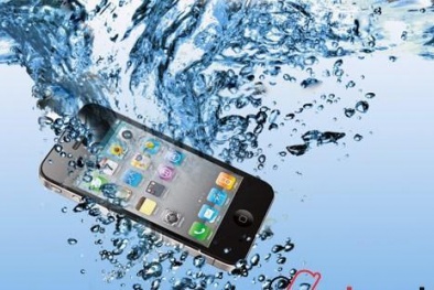 Kinh nghiệm xử lý khi điện thoại bị rơi xuống nước