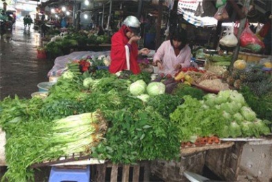 Mưa gió, rau củ thực phẩm lại 'đội' giá gấp đôi