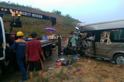 Toàn cảnh hình ảnh tai nạn kinh hoàng trên cao tốc Nội Bài-Lào Cai làm 2 người chết, 11 người bị thương
