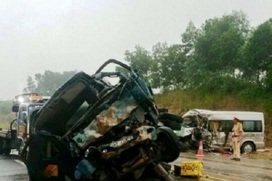 Xe rước dâu đâm trực diện xe tải, 10 người trong gia đình tử nạn và bị thương