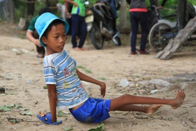 Cậu học trò đến trường không bằng chân