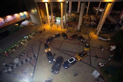 Choáng váng với màn cầu hôn bằng 'hạm đội' xe hơi của CEO Trung Quốc