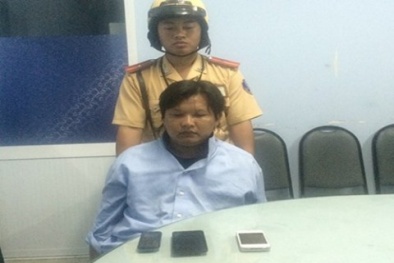 CSGT TP.HCM truy đuổi, bắt tên cướp dùng dao khống chế, cướp điện thoại 