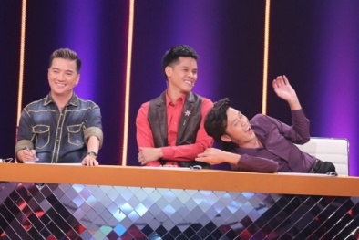 Hoài Linh và Mr. Đàm dắt tay nhau ngồi ghế nóng