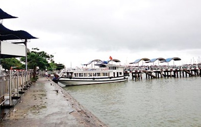 Hàng trăm tàu du lịch vịnh Hạ Long bị 'làm luật'