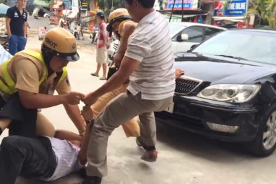 Xôn xao clip 'tố' CSGT 'vô lễ', giật chìa khóa xe của người dân