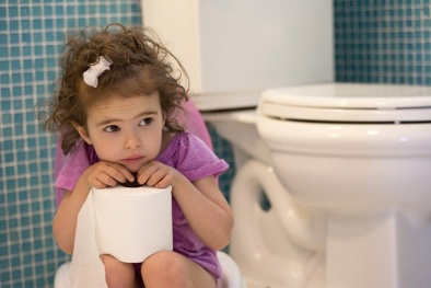 Cha mẹ làm gì khi trẻ bị táo bón do uống sữa?
