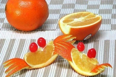 Cách tỉa con cua từ quả cam bày cỗ Trung thu