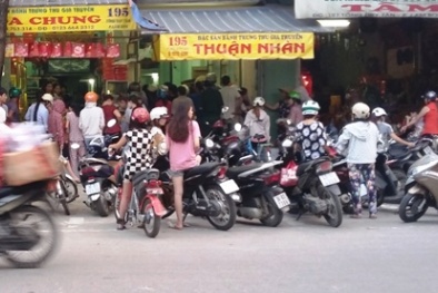 Thanh Hoá: Chen chúc đi mua bánh trung thu gia truyền