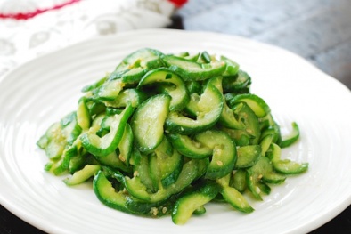 Dưa chuột xào tỏi mới lạ cho ngày đầu tuần