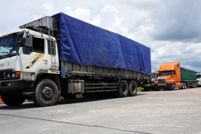 Bình Dương: Bắt đoàn xe quá tải nghi có dán logo 'xe vua'