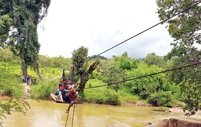 Cược mạng trên đu dây vượt suối