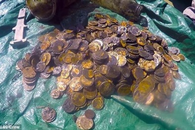 Tìm thấy cả đống tiền vàng cổ khi dọn rác dưới đáy biển