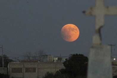 Cận cảnh siêu trăng và trăng máu lần đầu tiên trong 3 thập kỷ qua