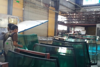 Bên trong lò sản xuất kính chắn gió ô tô giả giá 'rẻ bèo'