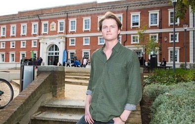 Chàng sinh viên đi học bằng máy bay