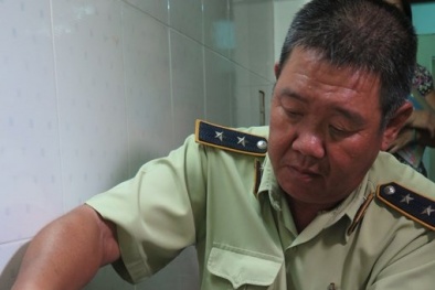 Lấy mẫu gạo nghi giả đi kiểm nghiệm