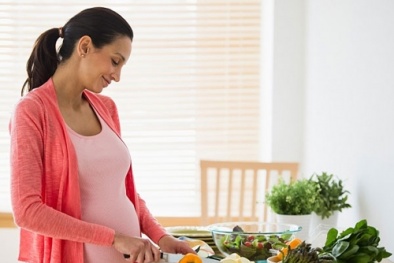 Những thực phẩm mẹ bầu nên kiêng trong 3 tháng đầu thai kỳ
