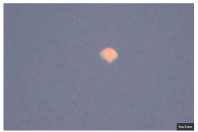 UFO phát sáng chuyển màu trên bầu trời Mỹ