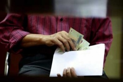 Bác sĩ bệnh viện huyện Bình Chánh nộp lại 433 triệu tiền quà của bệnh nhân
