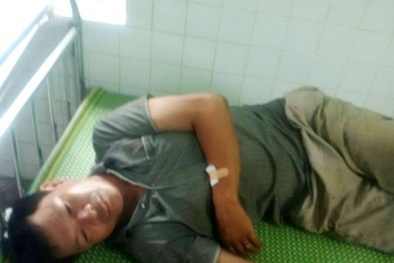 Sau tiếng nổ mìn, nhà dân nhận 'quà' toàn là đất đá