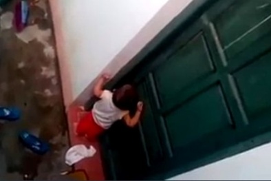 Thực hư clip bé 2 tuổi phải nhặt rác ăn vì bị cô giáo nhốt ngoài cửa