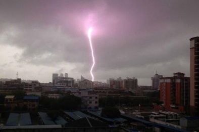 Tin bão mới nhất cơn bão số 4: Trung Quốc ‘oằn mình’ chịu bão kèm lốc xoáy