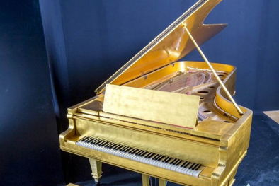 Bán đấu giá đàn piano mạ vàng của Vua nhạc Elvis Presley