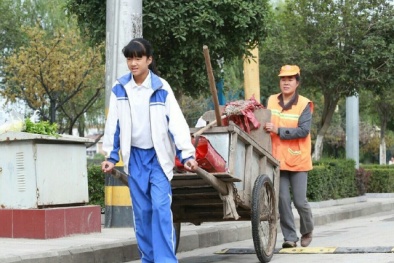 Cô bé hiếu thảo giúp mẹ dọn rác cả tuần lễ gây xúc động mạnh 