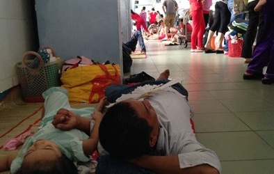 Quá tải cả hành lang vì sốt xuất huyết