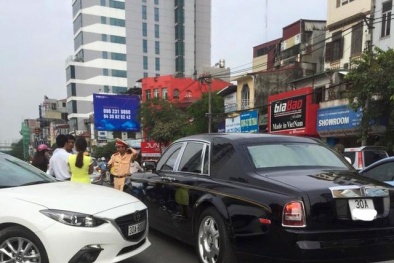 Xe Rolls Royce Phantom Rồng bị 'đo ván' trên phố
