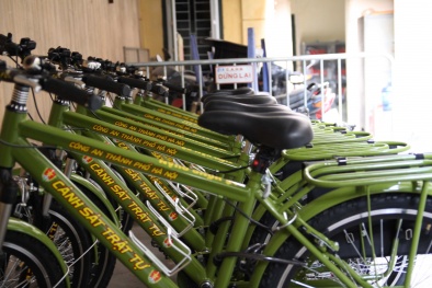 Công an Hà Nội tuần tra bằng xe đạp, gần gũi, thân thiện với nhân dân