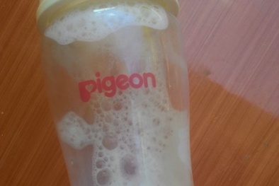 Rùng rợn sữa bột Abbott có chứa sinh vật lạ giống sâu