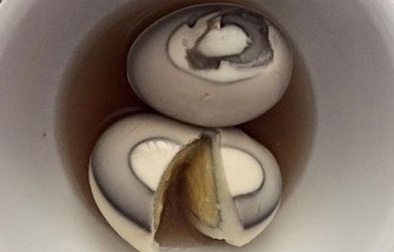 Sự thật trứng gà chuyển màu đen gây hoang mang