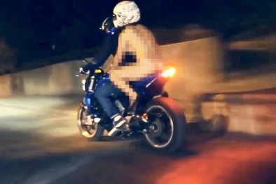 Thiếu nữ thản nhiên khỏa thân phi xe máy hóng mát