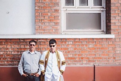 Cử nhân đại học quỳ gối trước xe rác của cha gây xúc động mạnh 