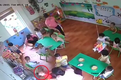 Lại xuất hiện clip bảo mẫu đánh đập trẻ 17 tháng ở Hà Nội