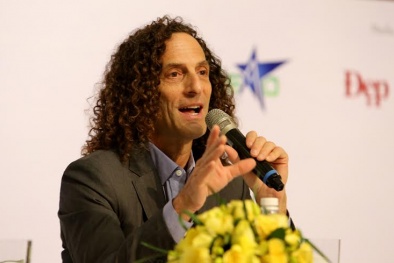 Kenny G luôn mang theo kèn saxophone bên mình