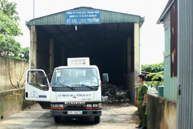 Rơi nước mắt phát hiện bé sơ sinh nằm lẫn lộn trong đống rác