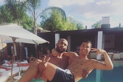 Sốc: Ronaldo được bạn trai 'chuẩn men' hỏi cưới
