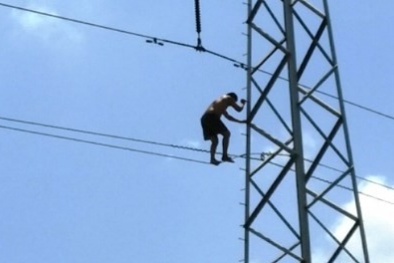Thanh niên nghi ‘ngáo đá’ cởi trần nhảy nhót trên cột điện cao thế