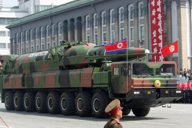 Triều Tiên ‘khoe’ tên lửa đạn đạo tầm bắn 10.000km trong lễ duyệt binh