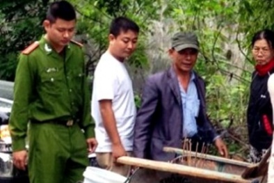 Phát hiện thai nhi 30 tuần tuổi cạnh gốc cây
