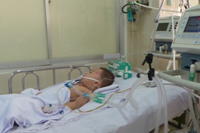 Bé 13 tháng chấn thương sọ não vì bị cô giáo túm tóc, kéo ngã?