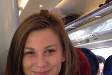 Bé gái 14 tuổi tự tử vì bị bạn... chê nghèo 